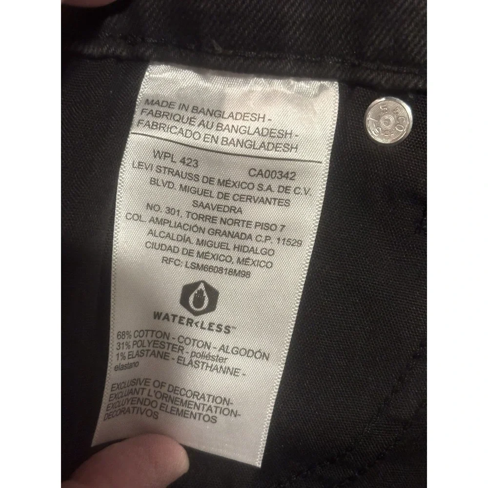 Levi's Signature Women's High-Rise Shorts‎ Heritage 18x34 Black Cutoff Raw Hem